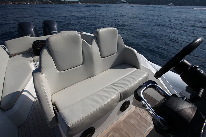Le siège biplace de pilotage possède une demi assise mobile qui permet, à loisir, de piloter assis ou debout. En revanche, cette assise aurait gagné à être individualisée…