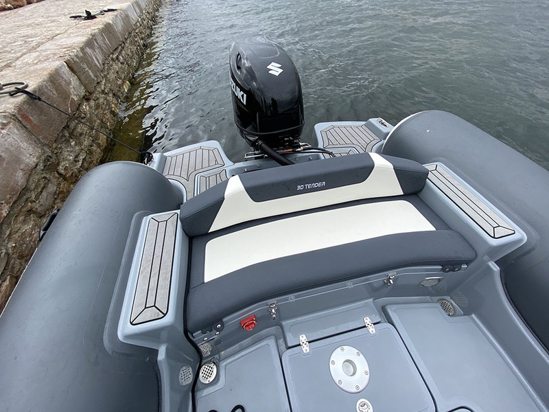 La banquette arrière peut recevoir trois passagers et offre une soute de rangement. Au sol, une petite cale qui abrite la bâche à eau de 100 litres.