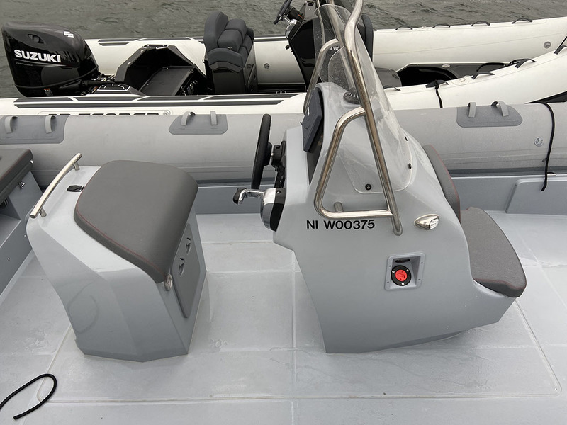 Le poste de pilotage monoplace laisse de larges espaces de circulation. Même avec un équipage nombreux, on ne se marchera pas sur les pieds…