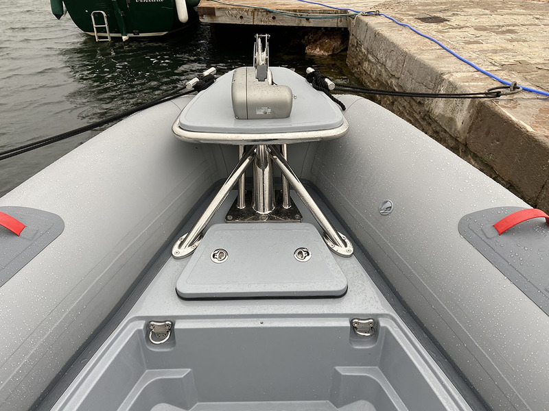 Le guindeau électrique est supporté par une impressionnante pièce en inox. Deux robustes taquets complètent l’équipement de la pointe avant.

