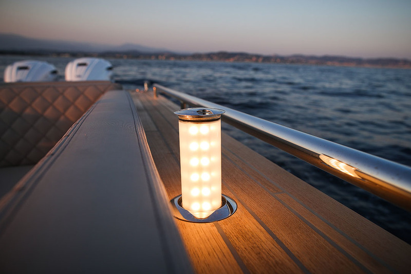Raffinement : plusieurs sources lumineuses éclairent le pont et le cockpit en nocturne, dont ces petits cylindres à leds rétractables.