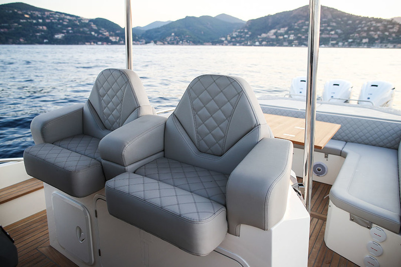 L’ergonomie de pilotage joint le confort à l’efficacité. Pilote et copilote apprécieront la demi-assise mobile et l’épaisse sellerie.