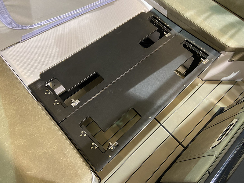 Original : l’extension du solarium arrière est composée de plans articulés dissimulés sous la banquette. Les pieds se déploient à l’aide de petits vérins.

