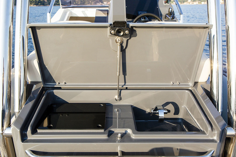 La kitchenette, adossée au siège de pilotage, comporte un frigo, un évier moulé dans la structure polyester et un emplacement pour un réchaud à gaz. 