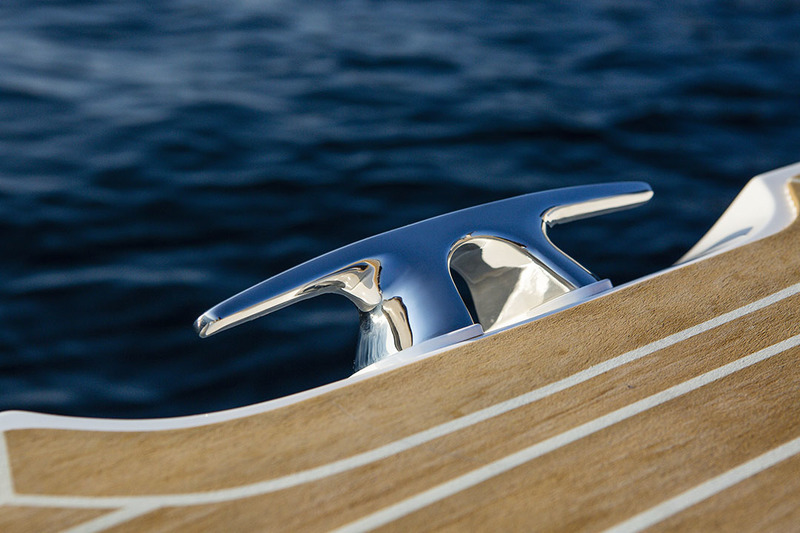 Beau travail : un gros taquet en inox poli-miroir au design soigné est légèrement encaissé dans la ligne de pont grâce à une empreinte dans le polyester.