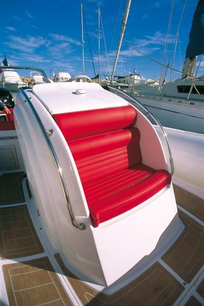 Fauteuil confortable pour passager sur la face avant de la console.
