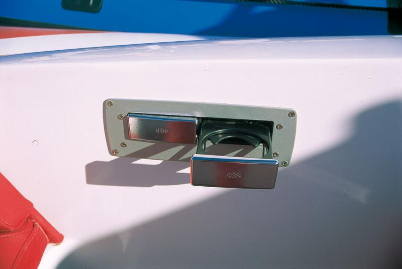Porte-verre escamotable dans le franc-bord : astucieux mais d’apparence fragile.