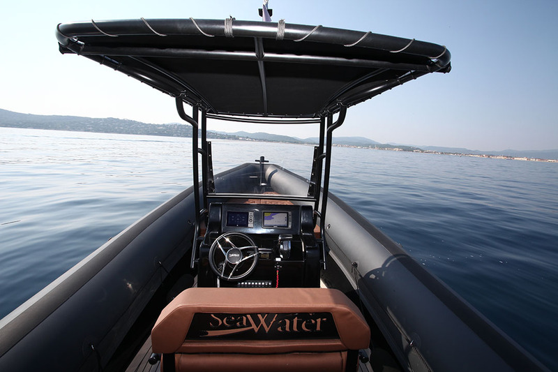 Bien que biplace, le poste de pilotage biplace laisse de larges passavants. L’armature du T-top en toile, peinte en noir, est coordonnée à la console.