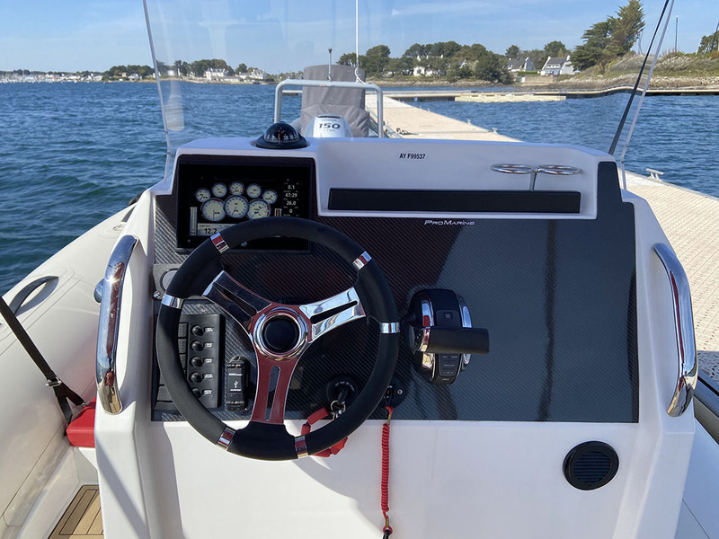 Bien protégé par le haut pare-brise en plexi sans cadre (super visibilité), le tableau de bord est fonctionnel et spacieux. Bien vu :  le vide-poches avec fargue.