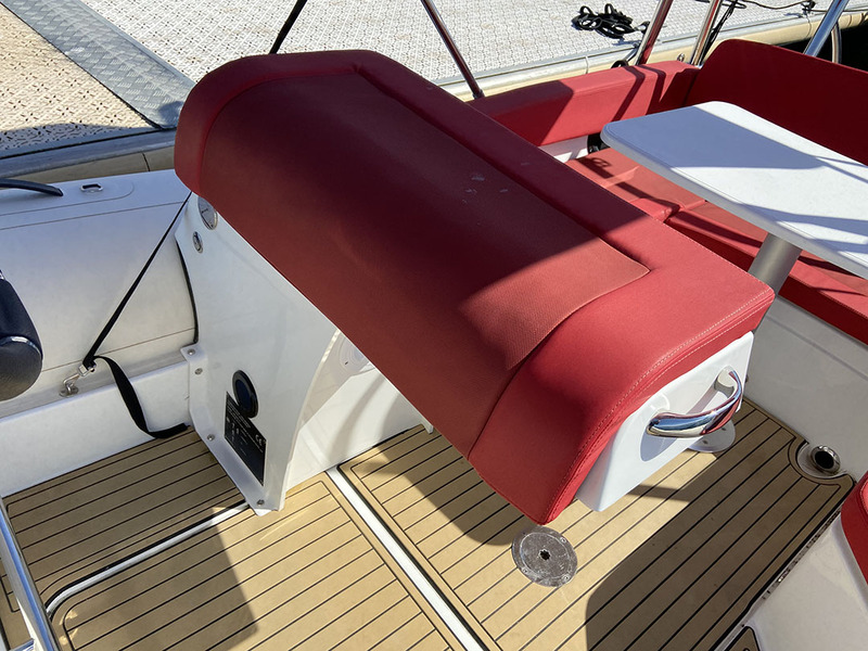 L’étonnant siège de pilotage asymétrique. « Un parti-pris esthétique, afin de ne pas bloquer le champ visuel lorsqu’on est assis à l’arrière » justifie Damien Harlé.
