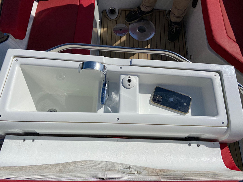 Sous l’assise de pilotage se trouvent un petit lave-mains et un équipet, parfait pour déposer de petites affaires personnelles. 