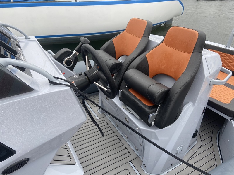 Le double poste de pilotage comporte deux sièges de type baquet, indépendants. Leur demi-assise est mobile pour piloter debout ou assis.

