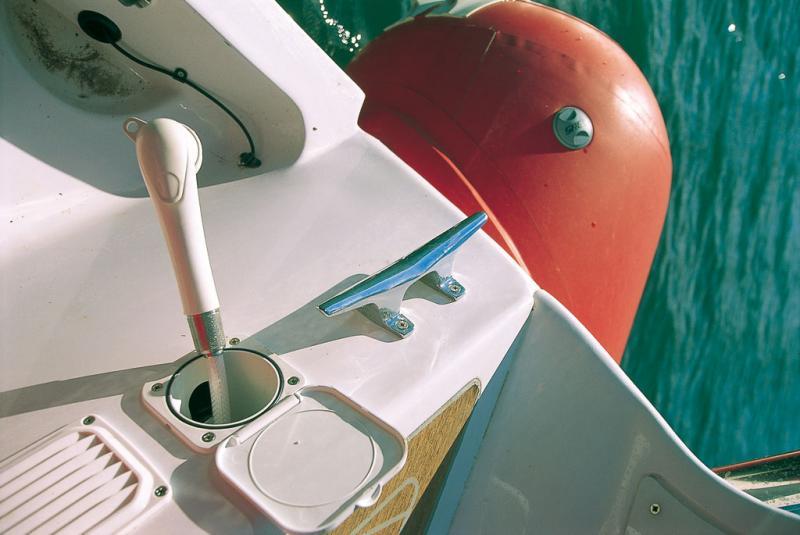 Douche arrière incorporée pour se rincer après la baignade, en option.