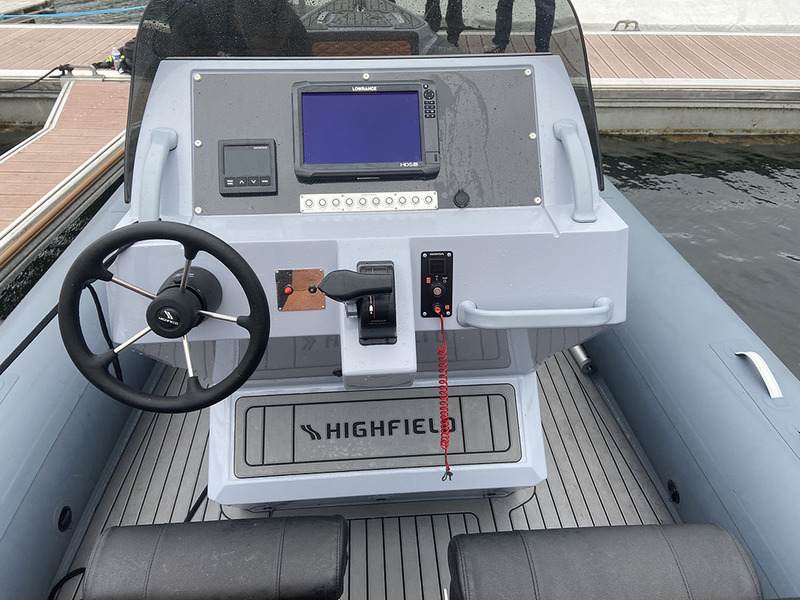 La console offre une bonne ergonomie de pilotage avec une façade en retrait et un cale-pied intégré. Spacieux, le tableau de bord intègre un combo 12’’.