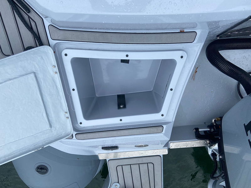 Pratique : sur chaque bord, entre le cockpit et les plateformes de bain, un bac étanche amovible permet de stocker des accessoires de baignade.