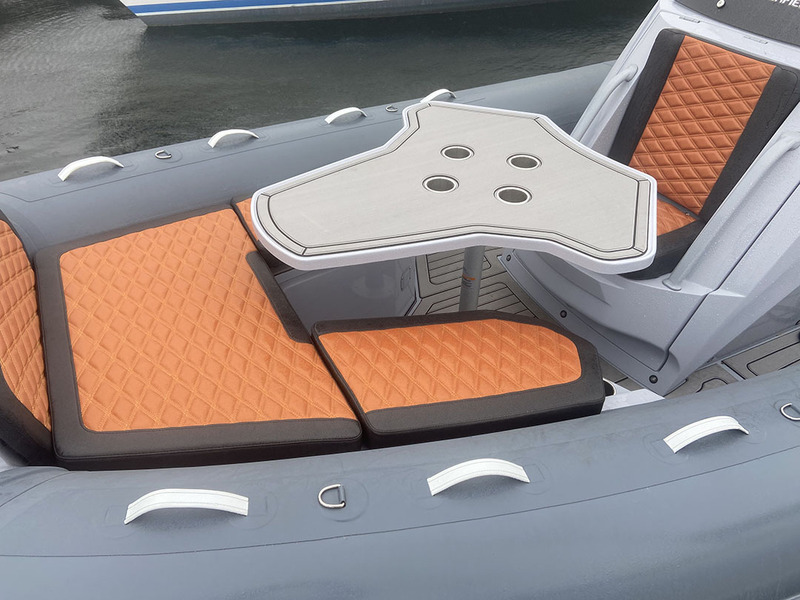Quatre convives peuvent prendre place autour du carré avant. Cette table avec porte-gobelets n’est autre que l’extension du solarium.
 
