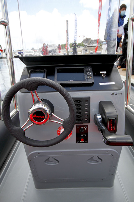Pour un semi-rigide de moins de six mètres, le tableau de bord du M2 est plutôt spacieux. Pas de souci pour intégrer l’afficheur Suzuki et le Garmin.
