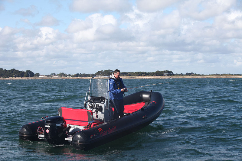Très stable à l’arrêt, le M2 se fera apprécier des pêcheurs (surtout dans sa version Open), qui ont besoin d’une plateforme bien « campée » sur l’eau. 