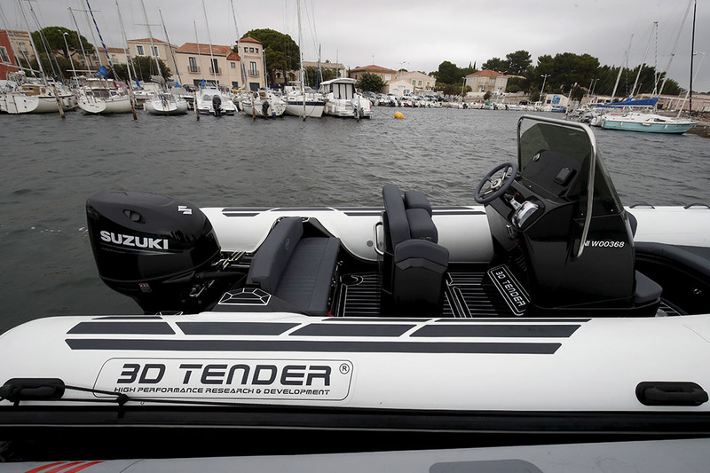 Dans le cockpit, l’espace est bien exploité avec une belle banquette arrière et un double siège de pilotage, avec assises individuelles assis/debout.