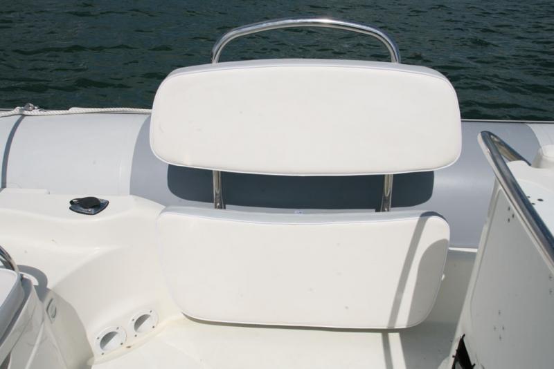  Le plan de pont du Pro 850 est un modèle de fluidité, avec de larges passavants et des banquettes latérales rabattables. Familial, ce Zodiac peut aussi convenir  aux utilisateurs actifs, pour la pêche ou la plongée. La polyvalence prend ici tout son sens.
