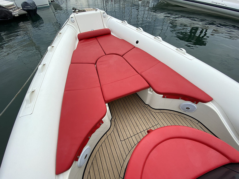 Le solarium de proue est convertible en dînette. La banquette située sur l’avant de la console vient apporter deux places supplémentaires.

