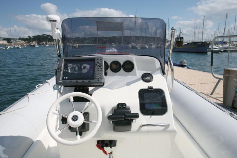La console de pilotage est bien agencée. La surface du tableau de bord autorise la pose d’aides électroniques, et les commandes centrales rendent possible le pilotage à deux, comme sur un offshore.