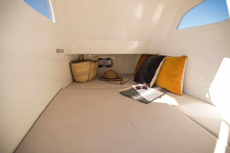 Accessible par la porte de console, cette petite cabine propose une couchette double. Sous le matelas amovible, un WC marin électrique, livré en standard.