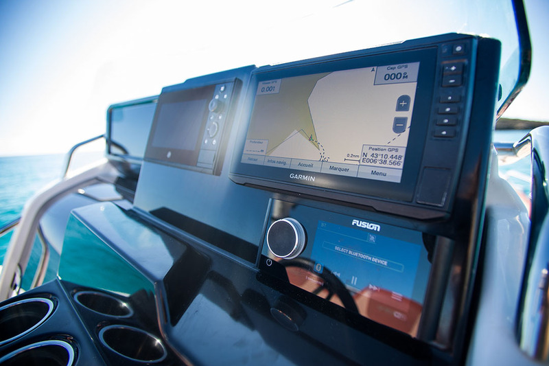 Assez spacieux, le tableau de bord comporte un module spécifique pour l’intégration de l’électronique : combiné Garmin, afficheur SmartCraft et sono Fusion.

