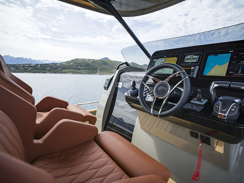Le poste de pilotage, bien dessiné et complet avec ses deux écrans Raymarine 15 ‘’, le combiné Yamaha, les commandes de joystick et propulseur…
