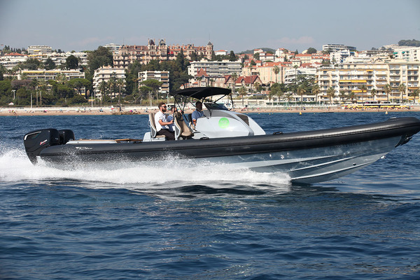 La double motorisation et ses 600 chevaux sur le Ribco Venom 39.