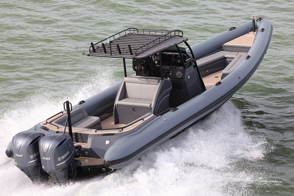 Parmi tous nos essais de semi-rigides, le Scorpion Silurian et ses deux Yamaha 300 ch est le plus proche pour établir des comparaisons.

