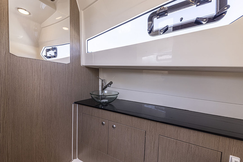 La salle d’eau du GT 11.0 Cruiser profite elle aussi de l’accroissement de volume. L’apport de lumière naturelle avec le bandeau vitré rend le lieu plus agréable.