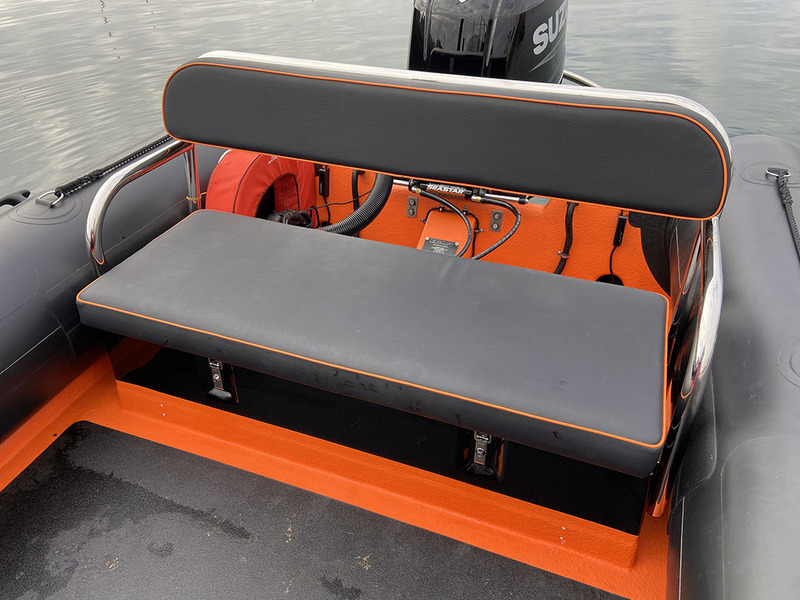La banquette-coffre située à l’arrière du cockpit apporte un confort « familial » à ce semi-rigide baroudeur destiné en priorité à l’activité « pêche ».