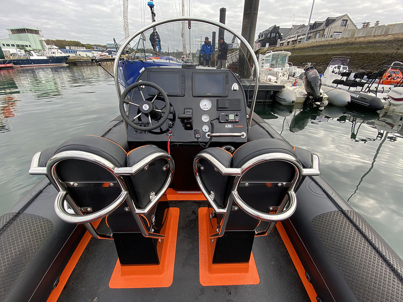 Les deux sièges jockey du poste de pilotage sont équipés d’une main courante pour permettre aux passagers arrière de naviguer debout en mer formée.