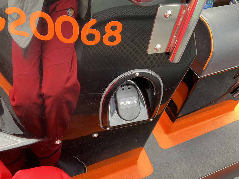 Le nable de remplissage du réservoir de carburant (ce dernier est sous le plancher) est situé à bâbord de la console. Appréciez la brillance du gel-coat !