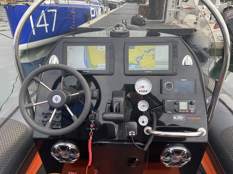 Tableau de bord très complet et bien agencé pour ce Ribcraft : les deux Garmin à écran de 10 pouces y trouvent facilement leur place.

