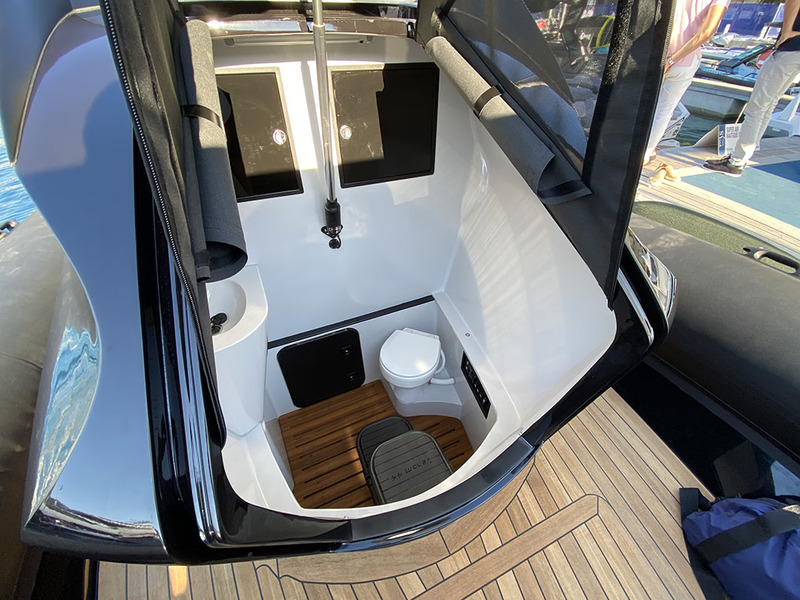 La console de pilotage abrite un beau cabinet de toilette de 1,50 m de large, avec lavabo, douche, WC et une hauteur sous barrots de 2,30 m !