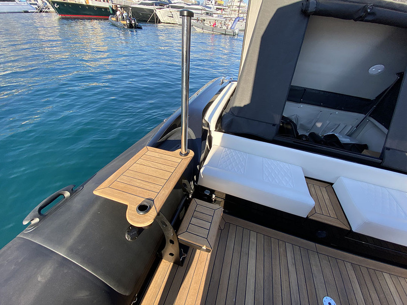 Ribco pense aussi à la clientèle des superyachts avec cet escalier d’embarquement latéral et sa perche inox pour se tenir.