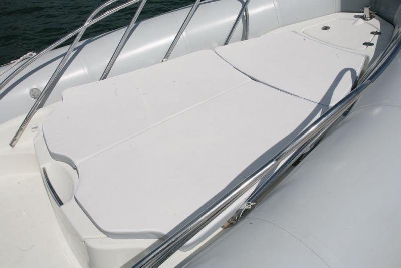 Le vaste bain de soleil va encore gagner en surface. Bientôt le matelas se prolongera au-dessus du puits de mouillage.
