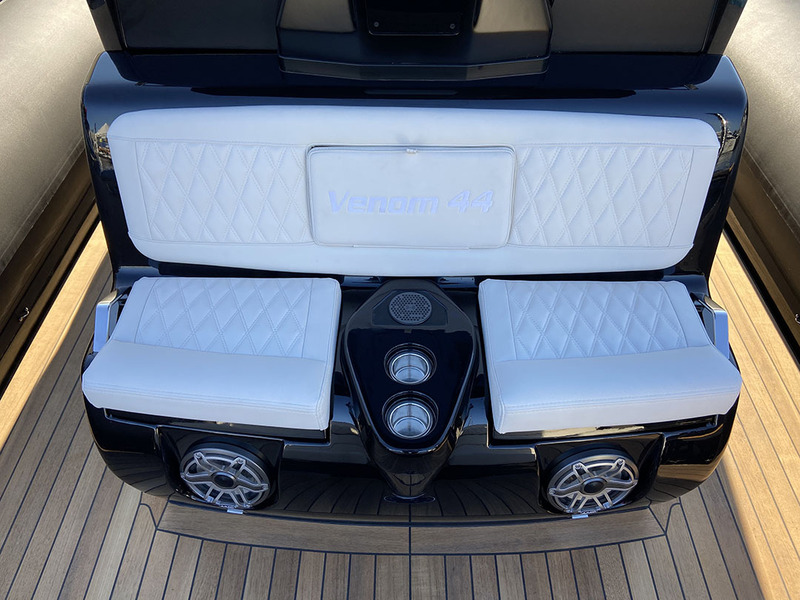 Deux confortables places sur l’avant de la console avec porte-cannettes et, sous les assises, deux haut-parleurs diffusant un son d’excellente qualité. 