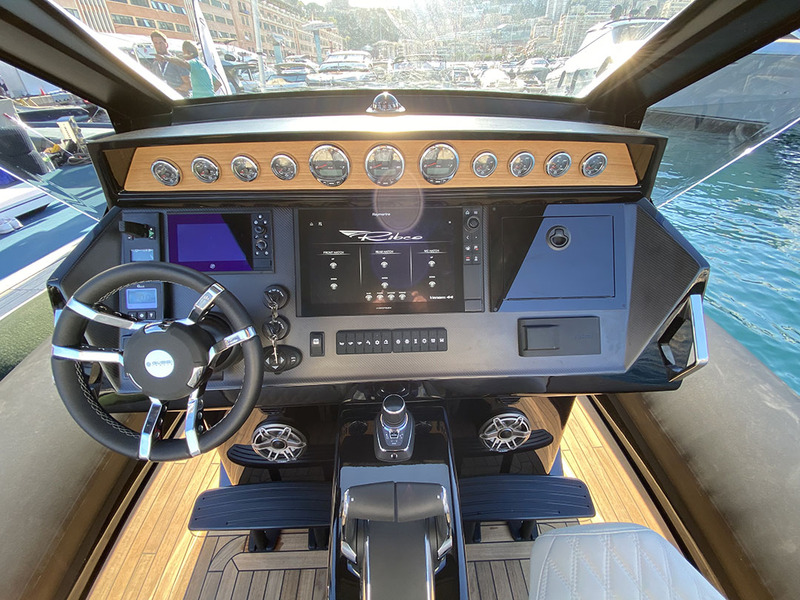 Ergonomie soignée pour le pilotage : volant à bonne hauteur, boîtier de commande sur console centrale, sièges baquets et cale-pieds.