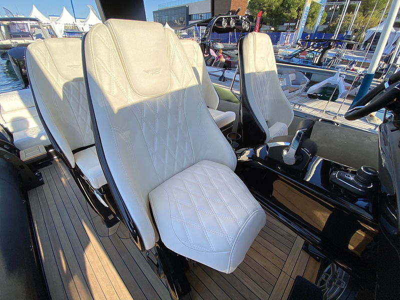 Belle sellerie matelassée pour les sièges du poste de pilotage, dont le dessin offre un maintien latéral et une assise réglable en inclinaison.

