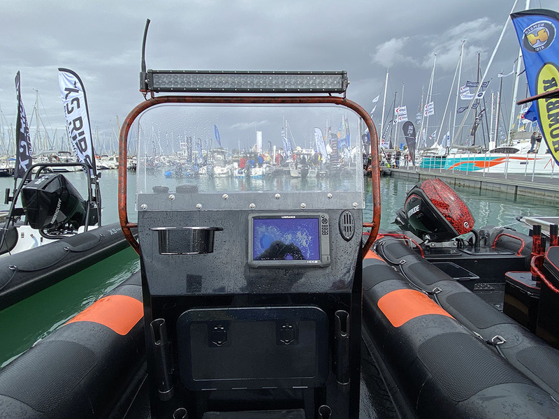Encore deux porte-cannes supplémentaires (16 au total !) et un écran Lowrance pour pêcher à partir du pont avant. En haut, une « barre » de leds.
