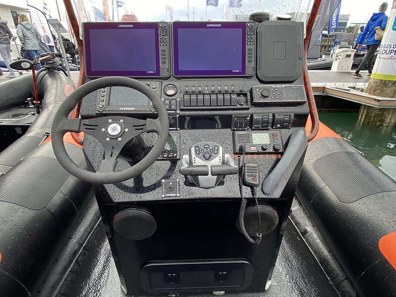 Malgré les deux combinés GPS-sondeur Lowrance à écran de 12 pouces, un pilote de taille moyenne jouit d’une bonne visibilité. Les passavants sont assez larges.