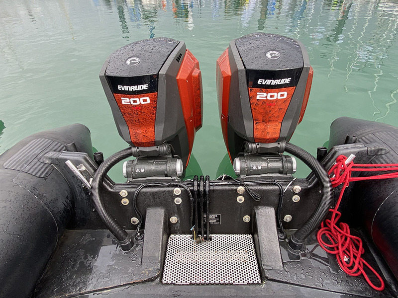 Les Evinrude sont directement montés sur le tableau arrière, mais à une hauteur inhabituelle (+ 15 cm). Notez les puissants renforts et le vide-vite grillagé.


