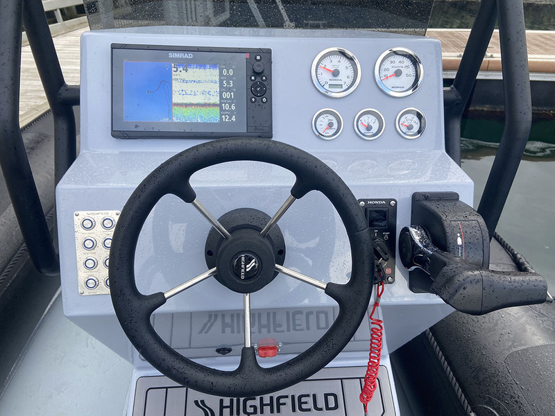 Si la console est plutôt étroite, son ergonomie est soignée avec un cale-pied, des commandes rapprochées du pilote et l’intégration d’un Simrad 7 pouces.