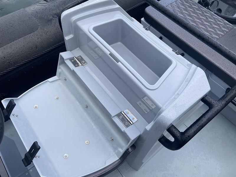 L’assise du siège pilote bascule vers l’avant, libérant un petit coffre sec qui peut faire office de vide-poches pour le petit matériel fragile.