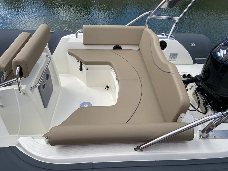 Le Sport 22 GTO, bien qu’inférieur à sept mètres propose un beau carré avec banquette en U pour quatre convives. Ce dernier est convertible en solarium.