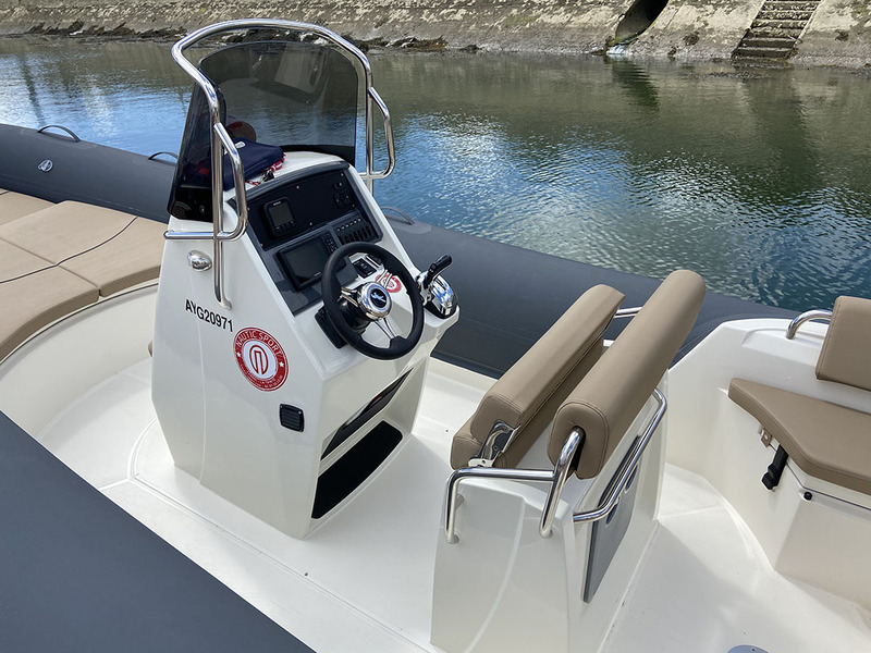 Un peu juste pour deux personnes, ce poste de pilotage assez étroit présente l’avantage de laisser de larges espaces de circulation.