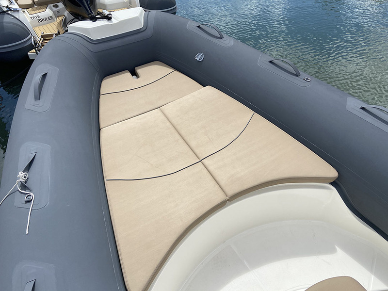 Le matelas de bain de soleil avant recouvre un beau volume de rangement et le coffre à mouillage (pointe avant). 